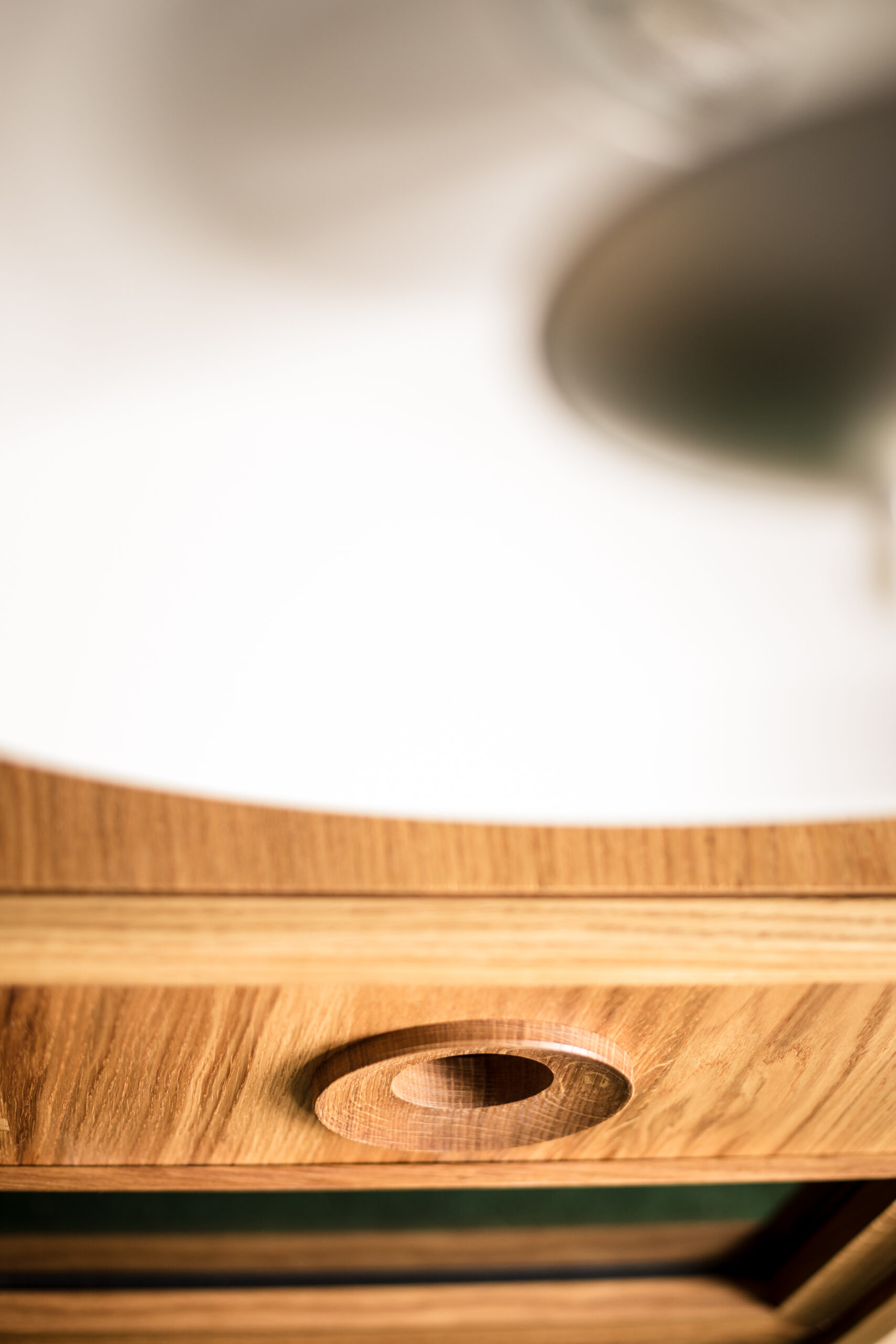 Close-up van houten bureau door fotograaf, met lichte houtnerf en een rond gat. Artistieke opname in Brugge, West-Vlaanderen. Perfect voor trouw- of familiefotografie. Close-up van houten bureau door fotograaf, met lichte houtnerf en een rond gat. Artistieke opname in Brugge, West-Vlaanderen. Perfect voor trouw- of familiefotografie.