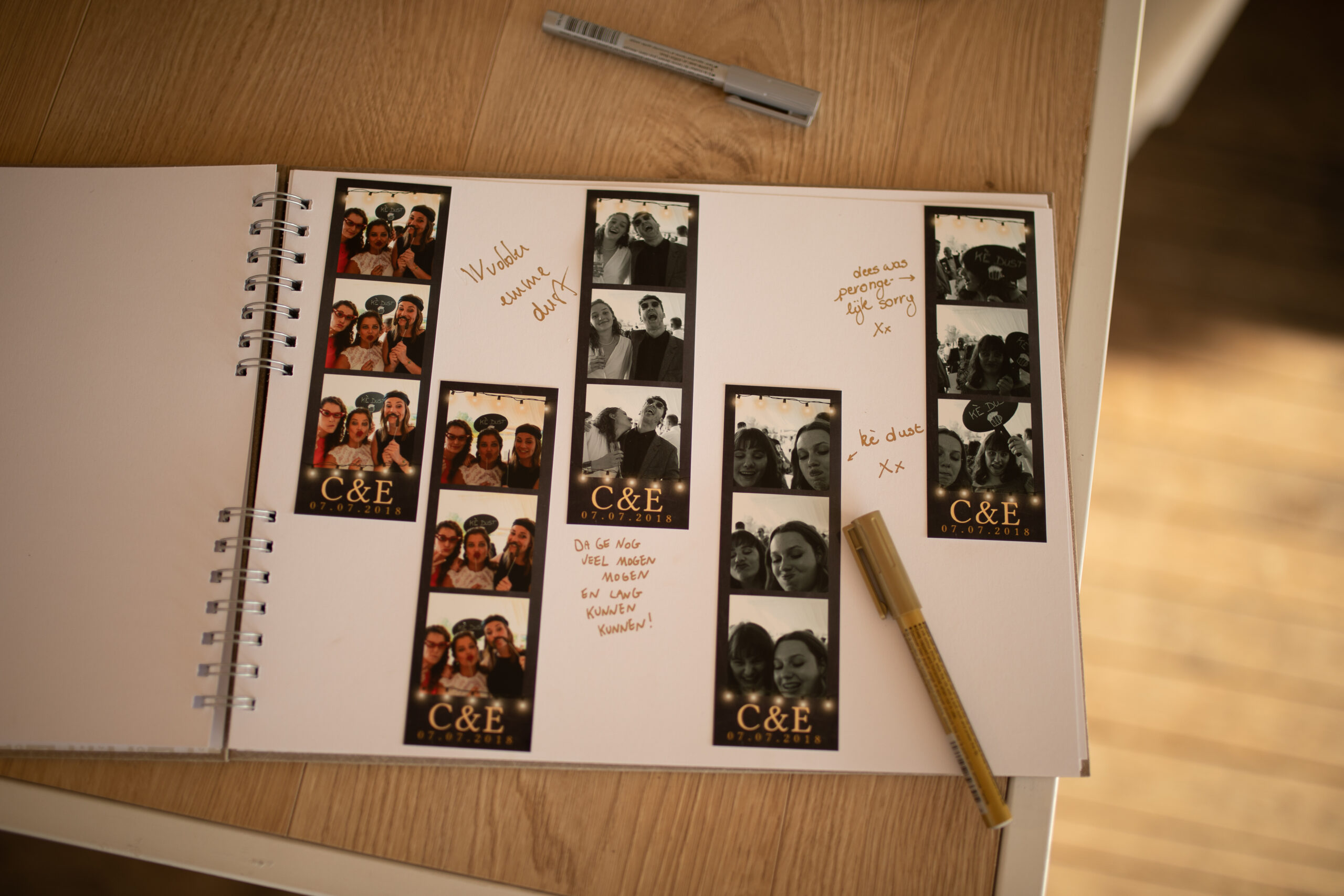 Laten we ervoor zorgen dat je alt-tekst beknopt en SEO-vriendelijk is: "Fotograaf West-Vlaanderen: fotostrips en notities in scrapbook, gelijkaardig aan een café in Brugge. Laten we ervoor zorgen dat je alt-tekst beknopt en SEO-vriendelijk is: "Fotograaf West-Vlaanderen: fotostrips en notities in scrapbook, gelijkaardig aan een café in Brugge.