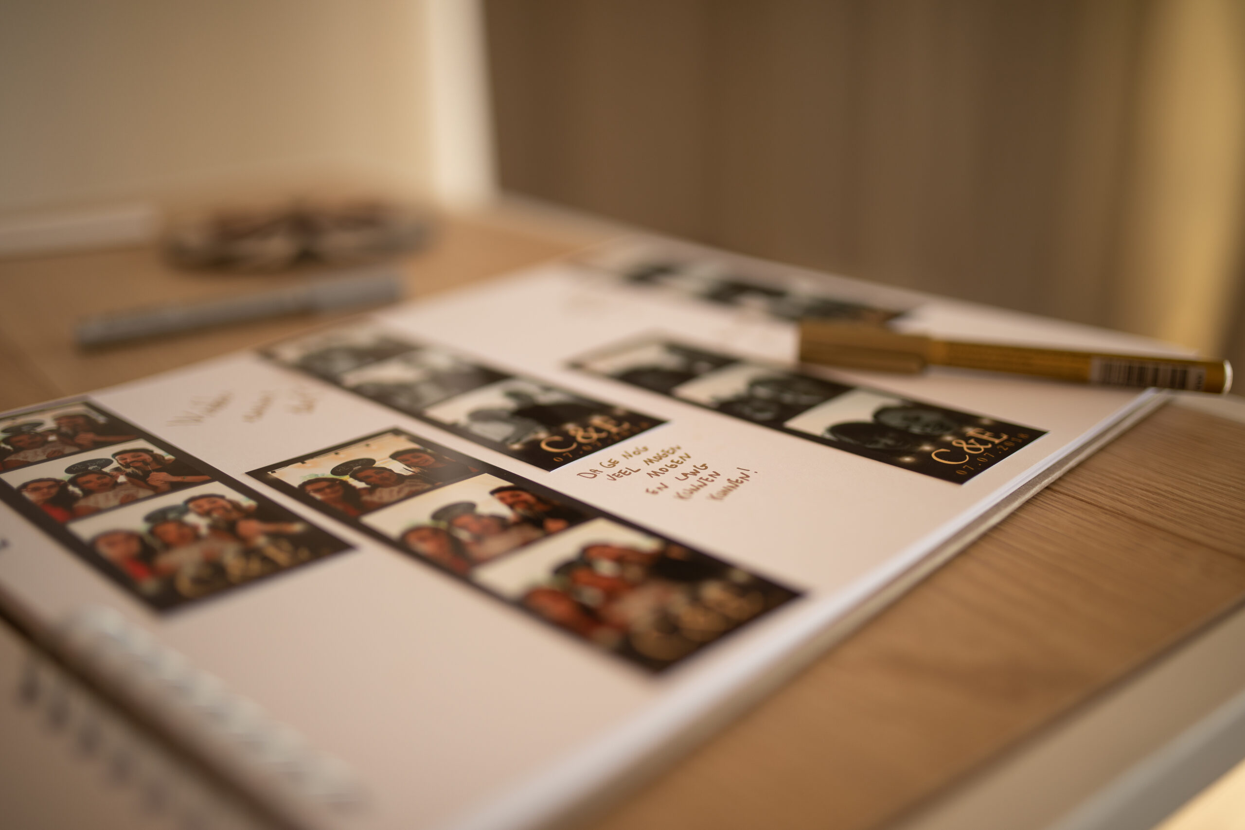 Fotograaf West-Vlaanderen: Trouw- of familiefotografie in Brugge met kleurrijke en zwart-wit fotostrips; close-up van fotoalbum met gouden pen en handgeschreven boodschappen. Fotograaf West-Vlaanderen: Trouw- of familiefotografie in Brugge met kleurrijke en zwart-wit fotostrips; close-up van fotoalbum met gouden pen en handgeschreven boodschappen.