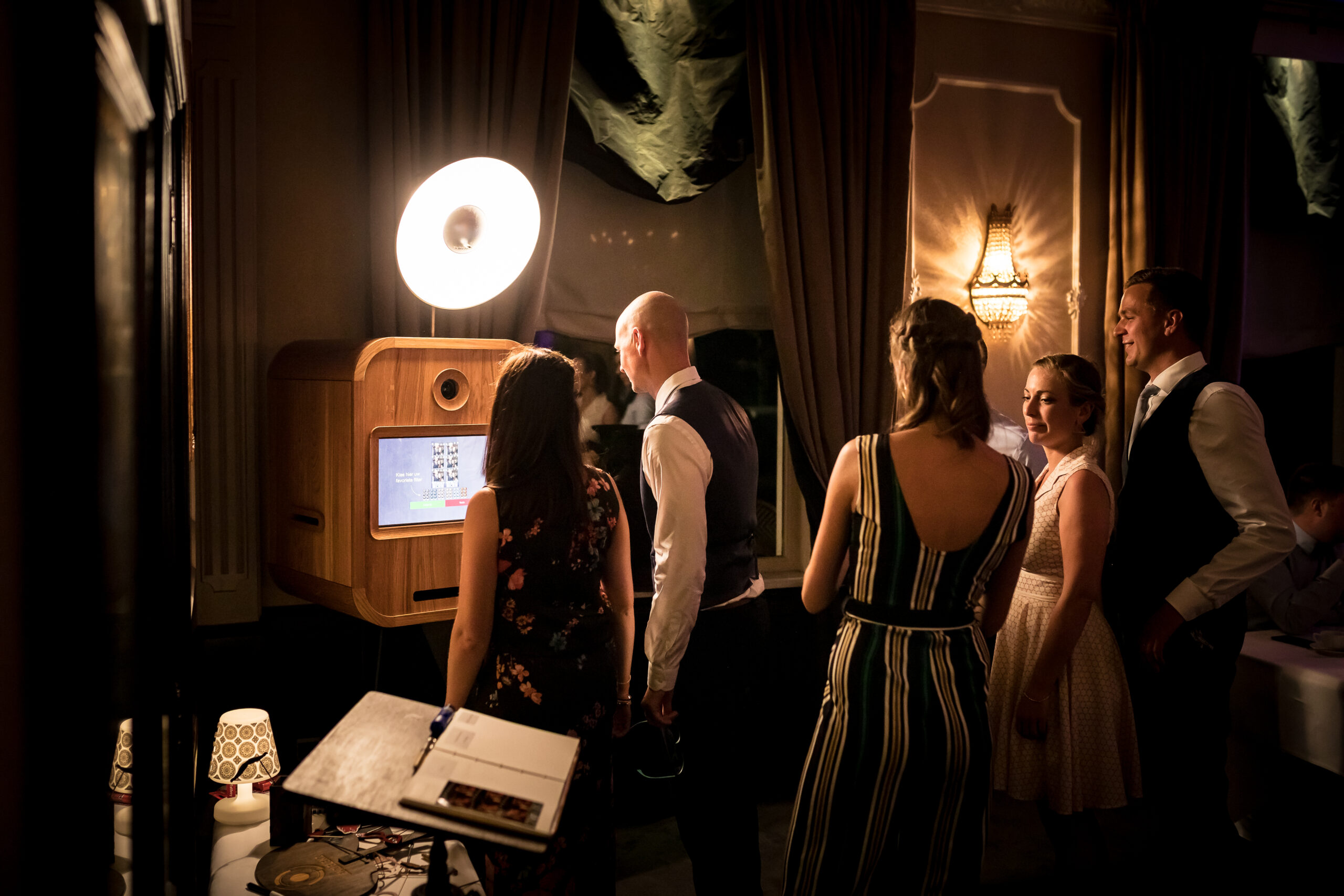 Fotograaf in actie bij vintage fotocabine in Brugge, West-Vlaanderen tijdens formeel evenement. Fotograaf in actie bij vintage fotocabine in Brugge, West-Vlaanderen tijdens formeel evenement.